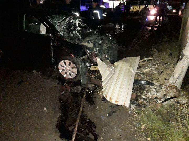 В Заинске водитель иномарки погиб, разбившись о бетонный забор
