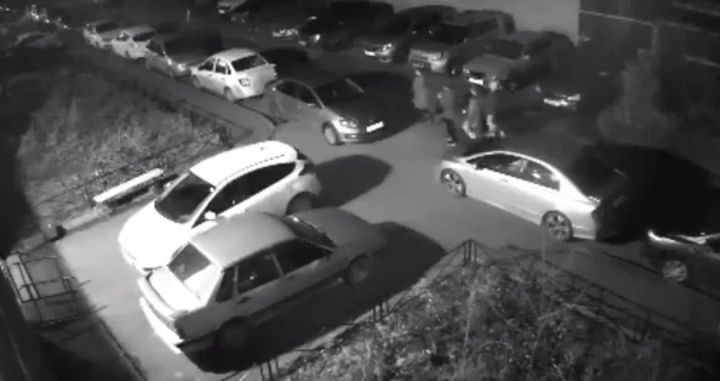 Ночью в Казани дебоширы изуродовали несколько припаркованных авто