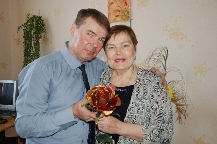 Заинец подарил маме хрупкую розу из стали