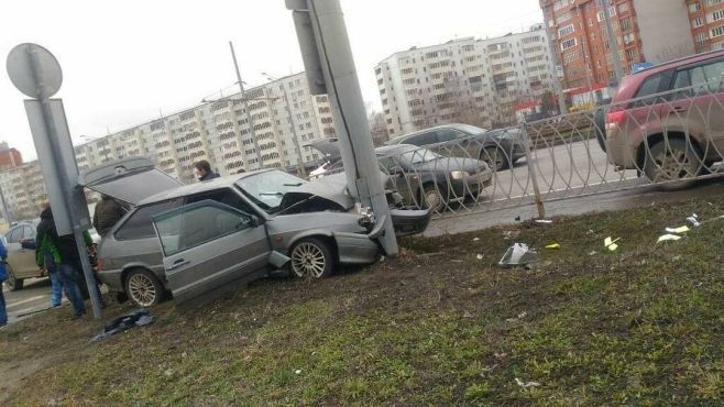 В Казани пострадали водитель и пассажир влетевшей в столб «Лады»