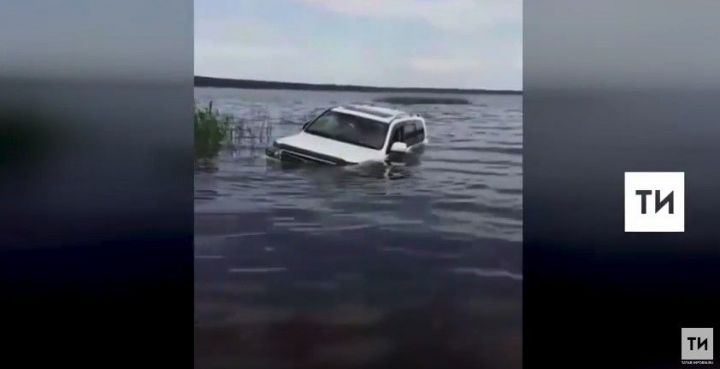 Рыбаки сняли на видео иномарку, утонувшую в реке в Лаишевском районе