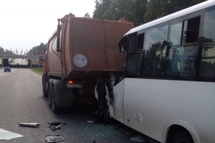 В Челнах в ДТП с микроавтобусом пострадали шесть человек