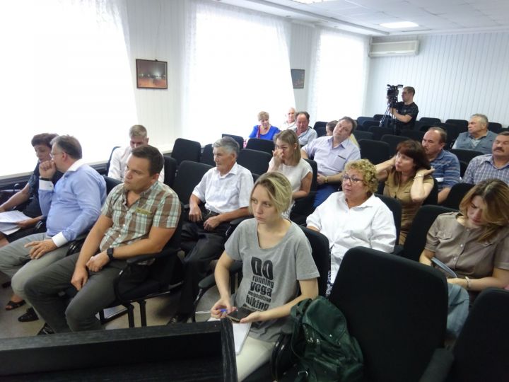 Жители Заинска, возмущенные продолжительным зловонием в городе, задали вопросы казанскому межрайонному природоохранному прокурору Альберту Хабирову.