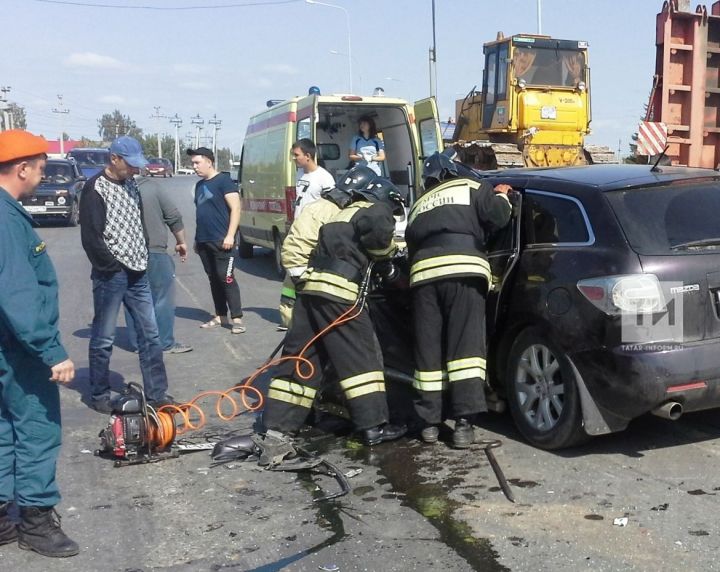 В Заинске водителя «Мазды» зажало в авто после столкновения с грузовой «ГАЗелью»