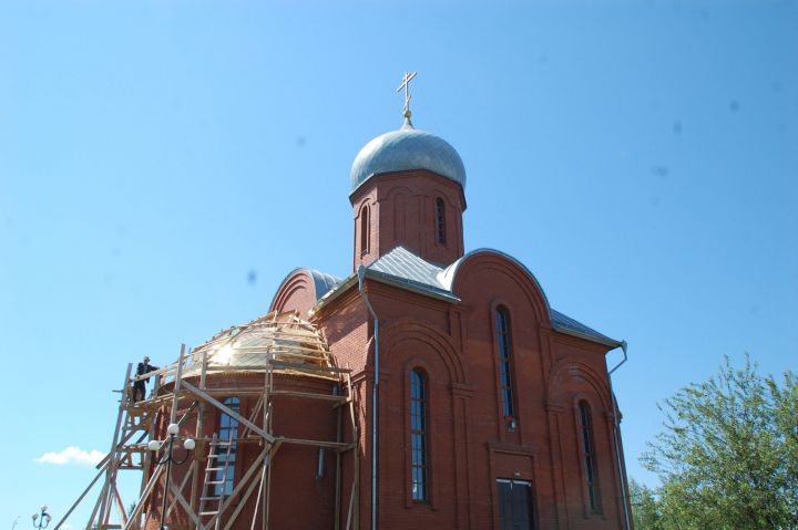 Купола Свято-Троицкого храма Заинска украсит новый крест