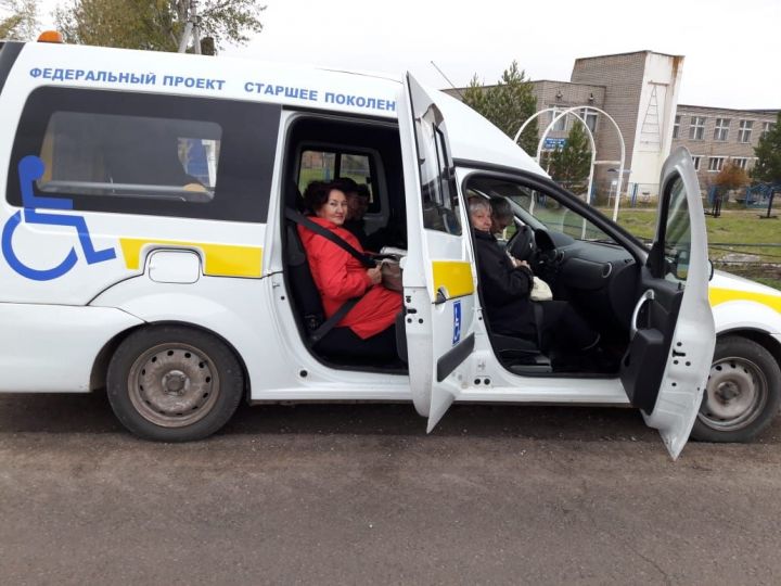 Пожилые заинцы из района добираются до поликлиники на автомобиле