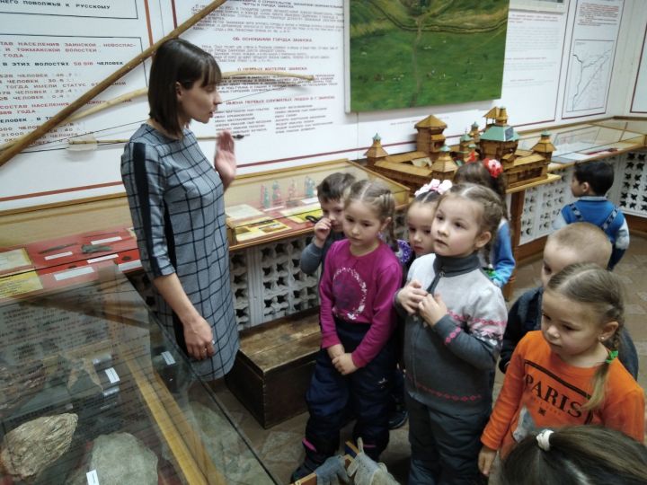 Заинские дошколята узнали, почему в музейном кувшине дырка и как греется самовар