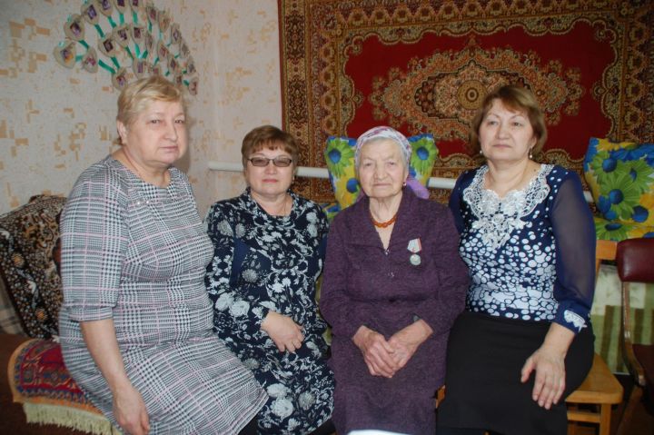 8 внуков и 13 правнуков: жительница Заинска отметила 90-летний юбилей