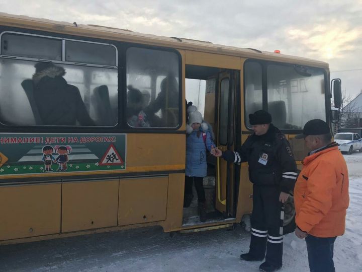 В Заинске инспекторы ГИБДД проверили знания у пассажиров школьного автобуса