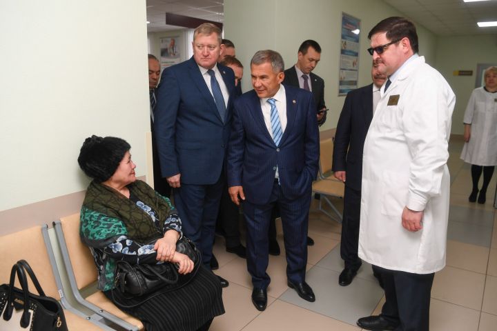 Президент Татарстана увидел обновленное здание поликлиники Заинской ЦРБ