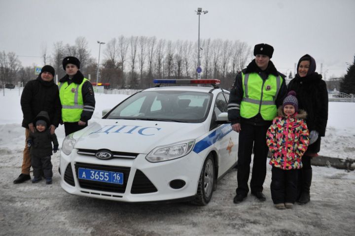 В Татарстане сотрудники ГИБДД спасли девочку, которая потеряла сознание в автомобиле