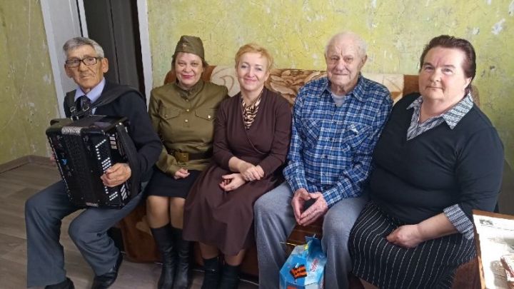 В Заинском районе продолжается вручение подарков ветеранам Великой Отечественной войны