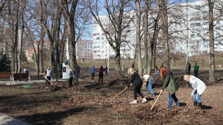 "Марш парков" в Заинске: активисты и студенты прибрались в одном из любимых парков горожан