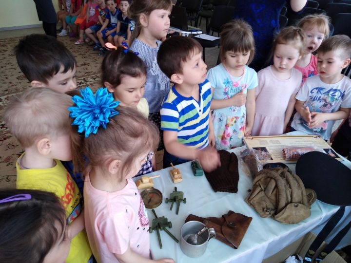 Заинские дошколята узнали о боевых подвигах солдат на выездном мероприятии ко Дню Победы