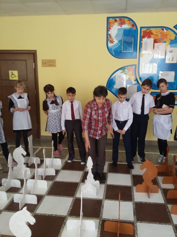 Проект "Занимательная переменка": в заинской школе появились гигантские шахматы