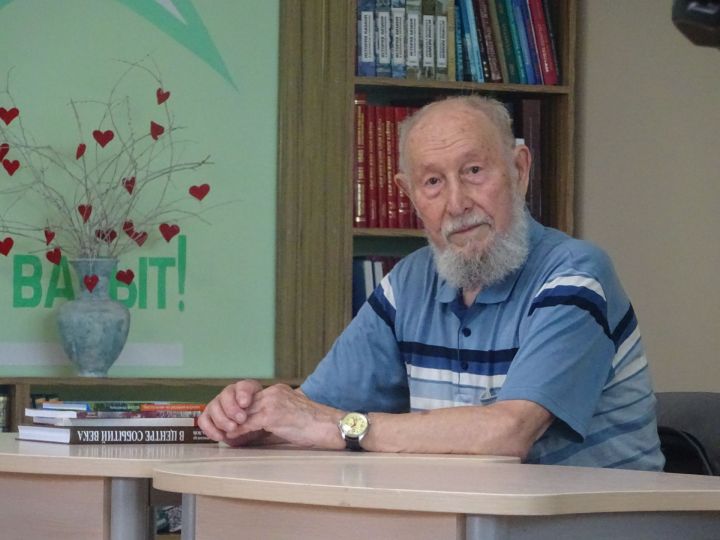 В Заинске презентовали книгу 93-летнего ветерана «Пути к истокам предков»