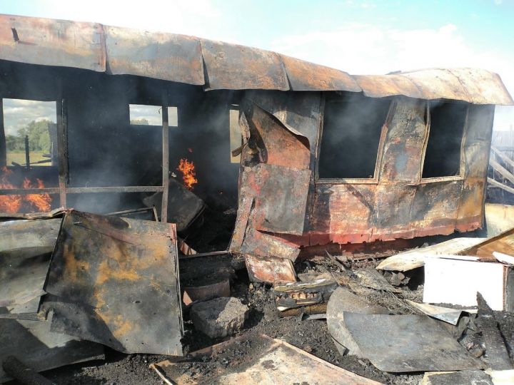 На частной пасеке Заинского района загорелся вагон-бытовка
