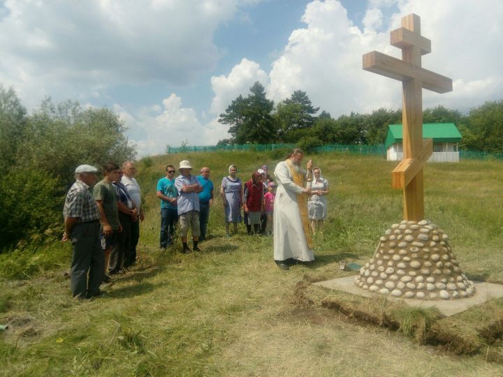 На средства благотворителей в заинском селе установлен поклонный крест