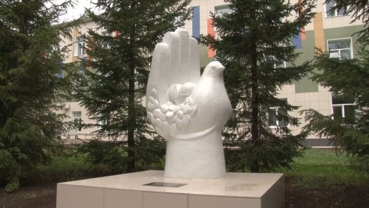 На территории заинского больничного медгородка появилась новая скульптура