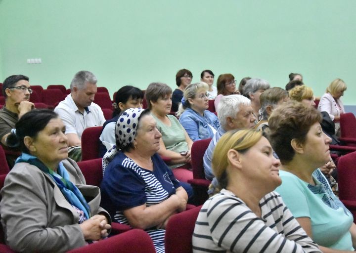 На сходе граждан жители Савалеево задали вопросы о наболевшем