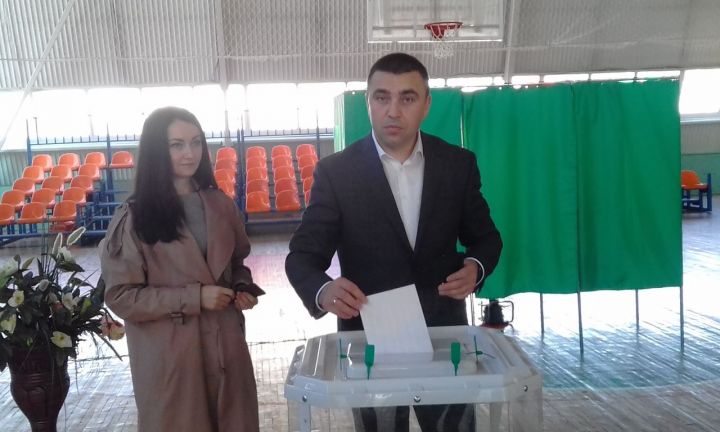 На избирательном участке в Новом городе проголосовали заместитель главы и руководитель исполкома Заинского района