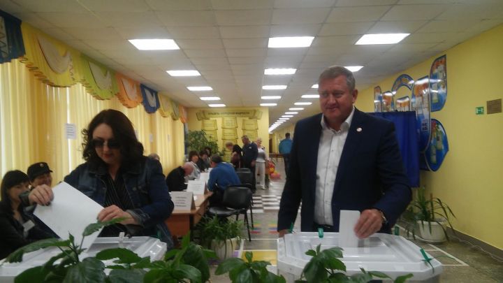Глава Заинского района проголосовал на городском избирательном участке