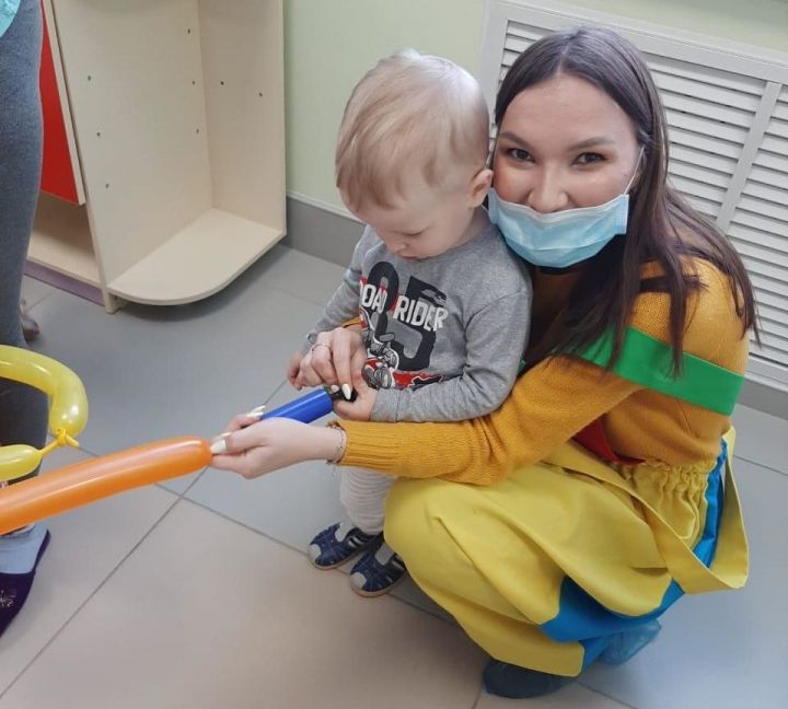 Маленьких пациентов заинской больницы навестили клоуны
