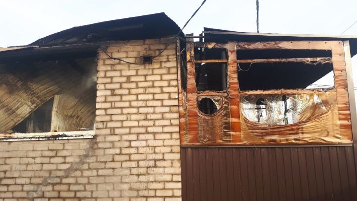 Стала известна предварительная причина пожара, который уничтожил дом и баню в Заинском районе