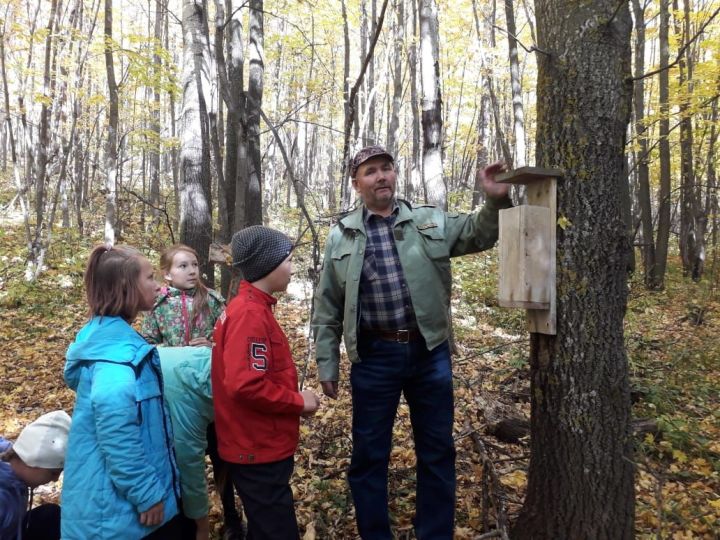 Беседуя с детьми о природе, заинец учит школьников кормить косуль