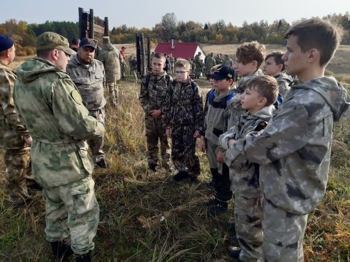 Воспитанники заинского военно-патриотического клуба познакомились с бойцами спецназа