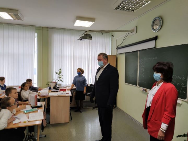 Глава Заинского района проверил, как в школах города соблюдается санитарный режим