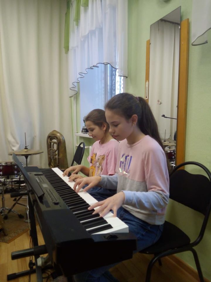 Новое цифровое пианино доставили в заинскую музыкальную школу из Японии