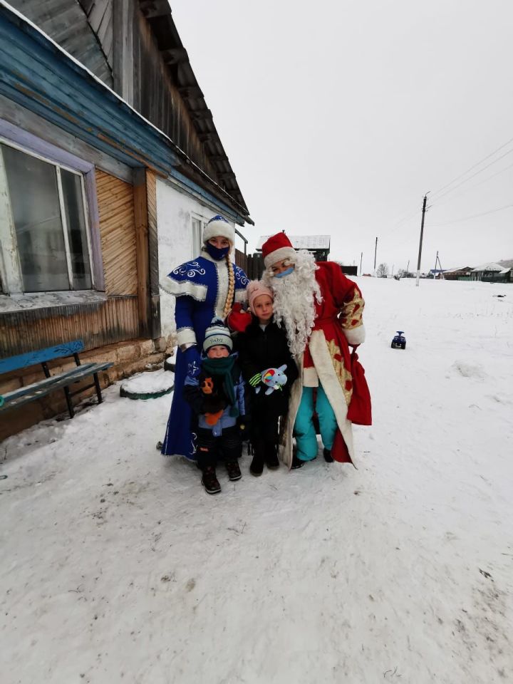 К маленьким жителям Заинского района пришли Дед Мороз и Снегурочка