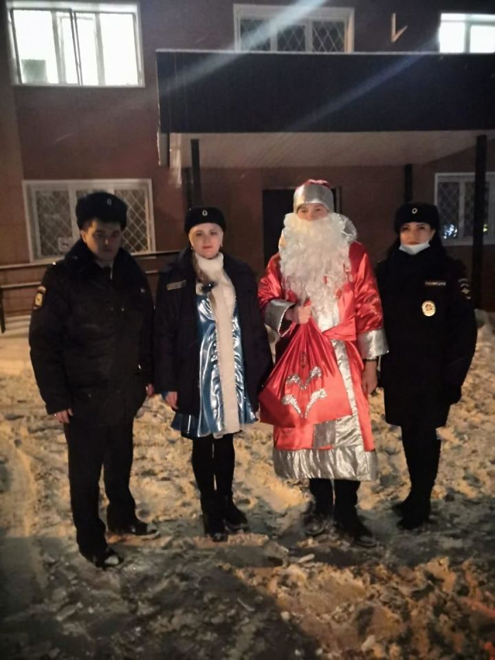 В Заинске полицейские Дед Мороз и Снегурочка вручили подарки несовершеннолетним