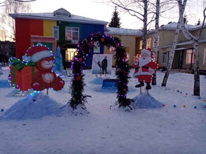 В Заинске здания детских садов и школ украсили к новогодним праздникам