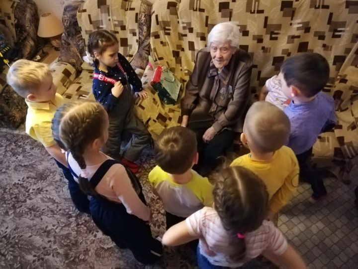 Заинские дошколята побывали в гостях у ветеранов Великой Отечественной войны