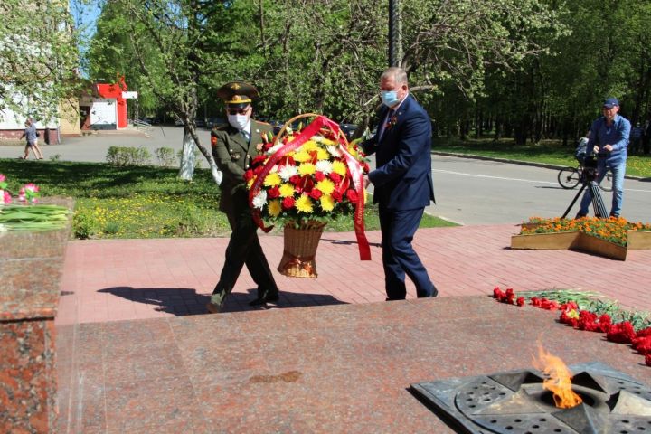Глава Заинского района возложил цветы в День Победы