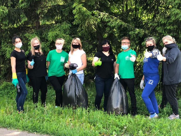 В Заинске активисты экологического движения организовали уборку в лесном массиве