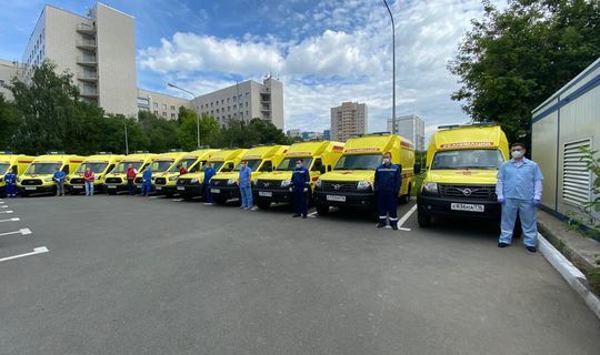 Рустам Минниханов вручил медработникам республики ключи от автомобилей скорой помощи