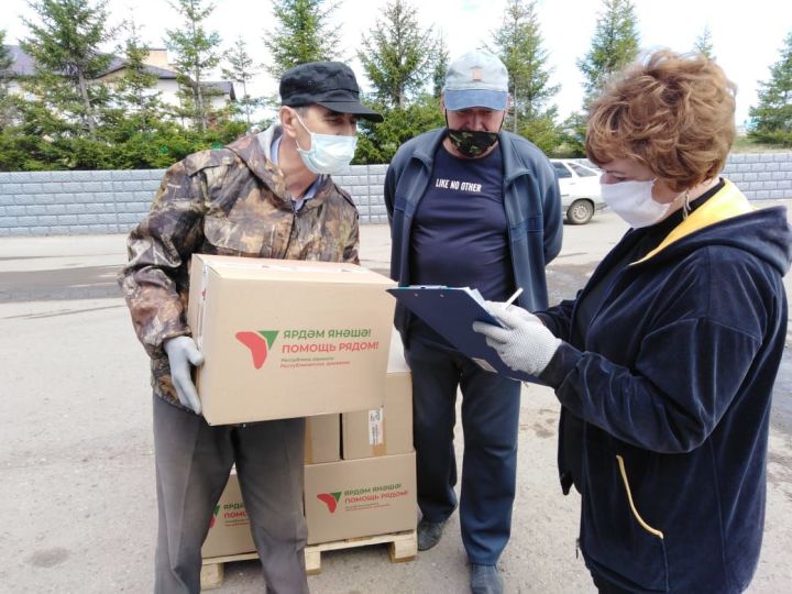 Заинские волонтеры раздают продуктовые наборы