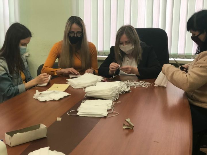 Заинцы продолжают шить маски в целях благотворительности