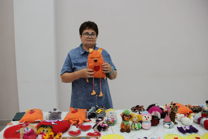 Жительница Заинска отправила в Казанский хоспис более 20 посылок с мягкими игрушками ручной работы