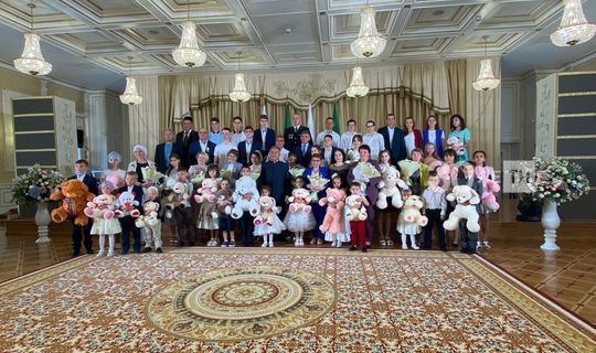 Рустам Минниханов наградил многодетные семьи в День семьи, любви и верности
