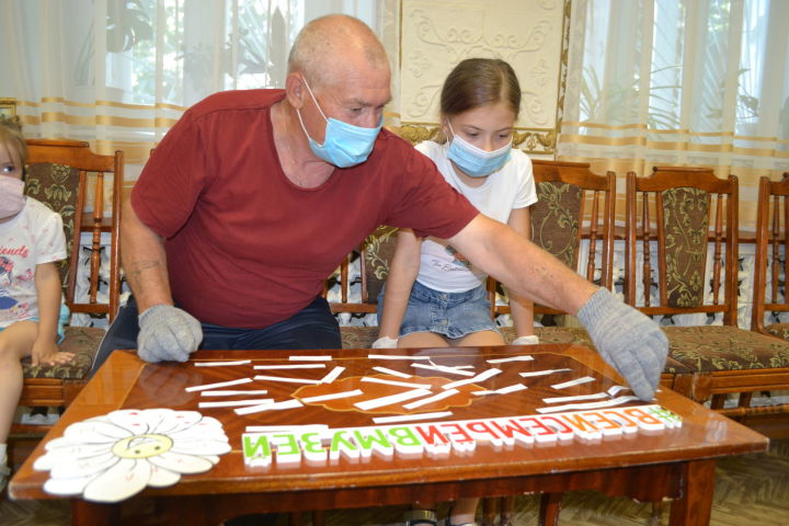 В Заинске дед вместе с внучками поучаствовал в семейных конкурсах