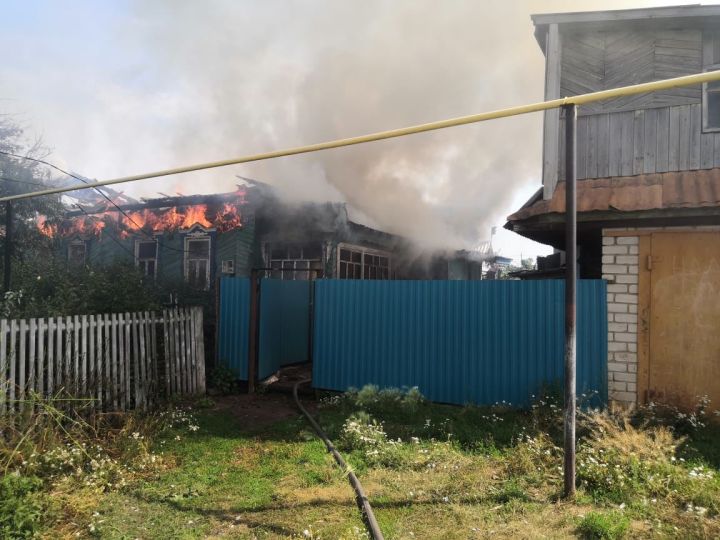 В Заинске произошел пожар в одном из частных домов
