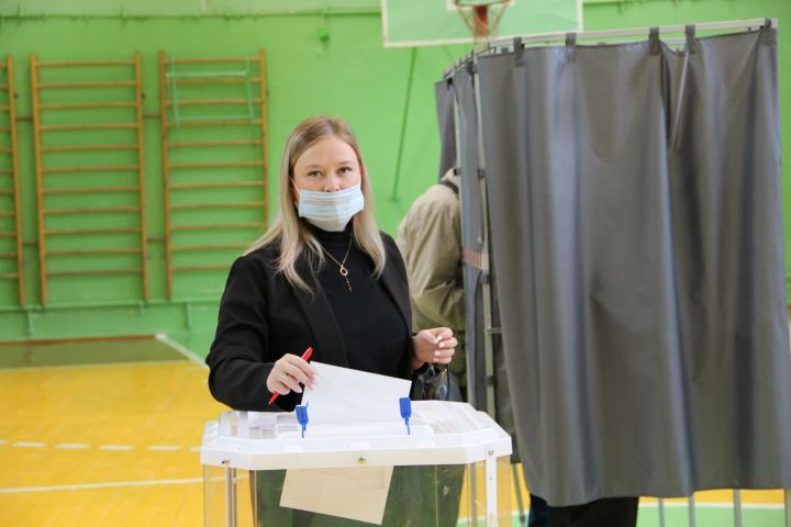 Представитель заинской рабочей молодежи Ляйсан Кулеева пришла на выборы утром выходного дня