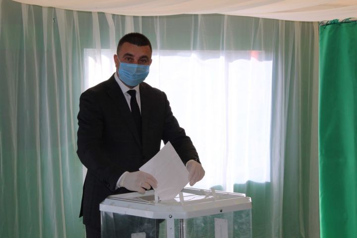 Руководитель исполкома района Ильнар Хафизов сделал свой выбор в единый день голосования
