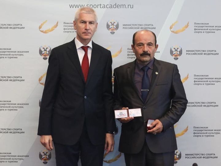 Заинцу вручили удостоверение и знак «Заслуженный тренер России»