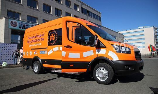 Оранжевый фургон научит детей безопасности дорожного движения
