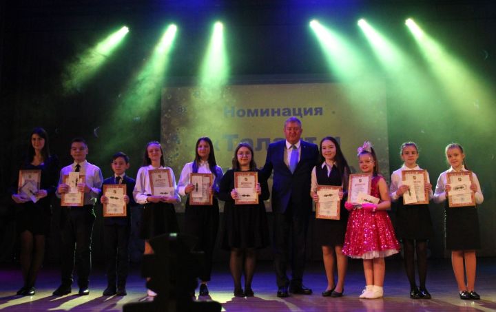 В Заинске поздравили талантливых учащихся школ района